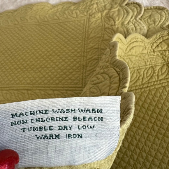 Sur La Table Green Floral Quilted Scalloped Placemats - Set of 5 - Picture 8 of 8